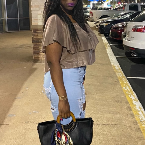 Relaxed Style Ruffled Top - Picture 4 of 16